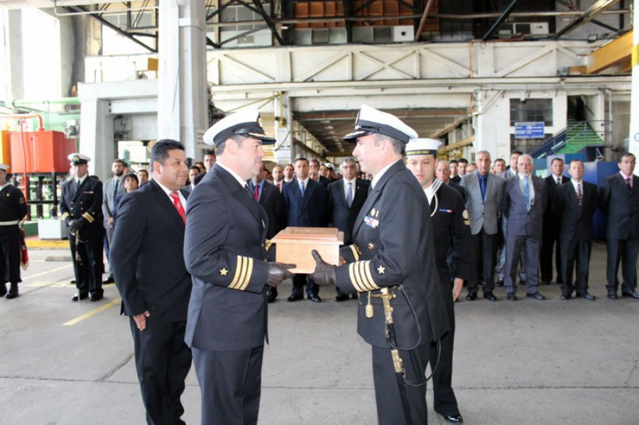 El comandante Hernández recibe el gallardete de mando que lo acompañó durante su gestión de un año. Foto: Asmar