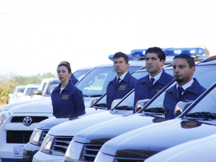 Los policías junto a sus nuevos Toyota All New 4Runner y Suzuki Grand Nomade. Foto: PDI