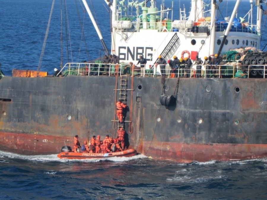 El momento en el que la Prefectura Naval Argentina aborda el buque que pescaba ilegalmente. Fuente: Prefectura Naval Argentina.