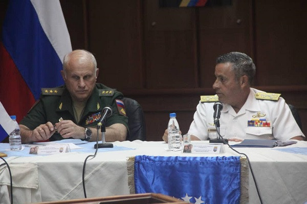 El general Petrovich y el almirante Alessandrello durante el encuentro. Foto: Armada de Venezuela.