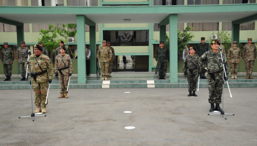El general Martín Mayca derecha y el general César Astudillo izquierda. Foto: Comando Conjunto de las Fuerzas Armadas del Perú.