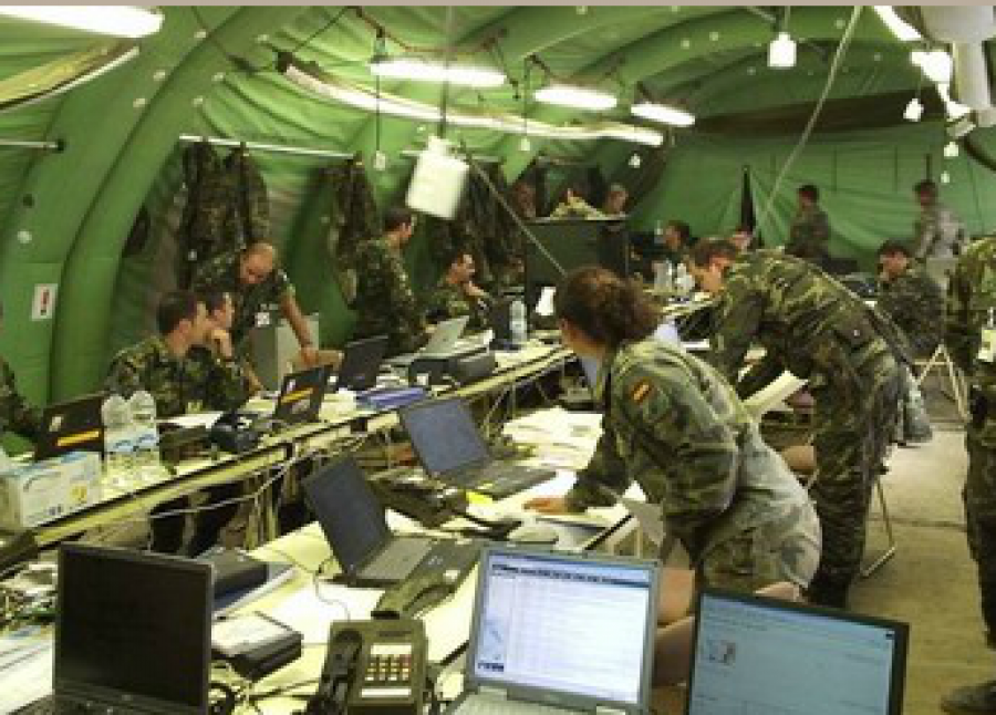 Uso de ordenadores en un teatro de operaciones. Foto: Ejército de Tierra español