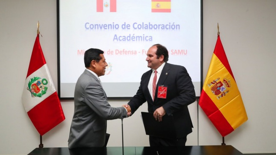 Hernán Flores y Carlos González-Escalada firman convenio de cooperación interinstitucional. Foto: Ministerio de Defensa del Perú