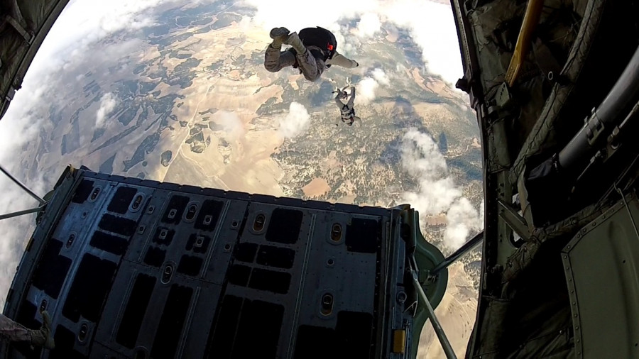 Salto en paracaidas desde un C130J durante el ejercicio. Foto: Ejército del Aire