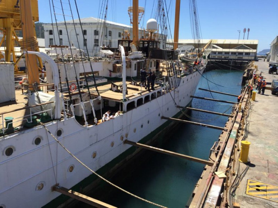 Asmar repara el Esmeralda para su 64 viaje de instruccion foto armada