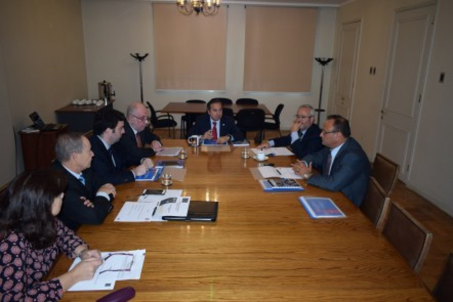 Los integrantes de la reunión en torno a la mesa. Foto: Ministerio de Defensa.