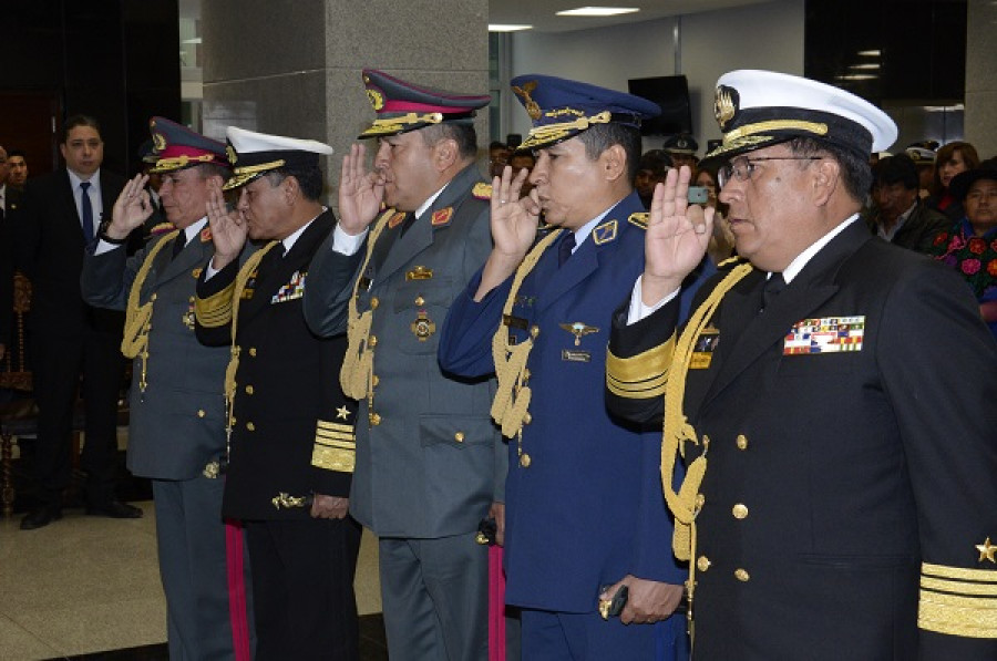 Los nuevos integrantes del Alto Mando Militar en el acto de juramentación. Foto: Agencia Boliviana de Información.