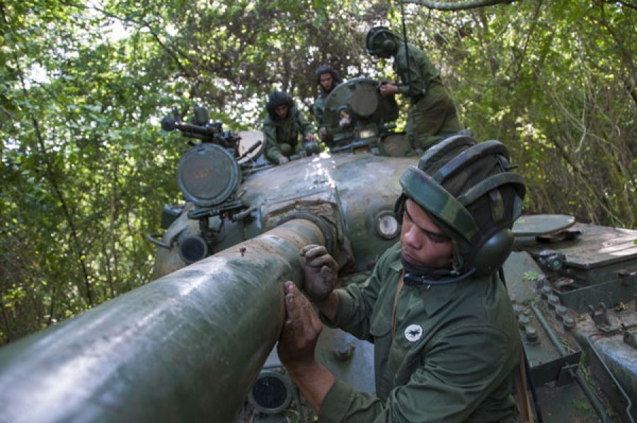 Tanque T-55 del Ejército cubano siendo preparado para un ejercicio. Foto: Fuerzas Armadas Revolucionarias.
