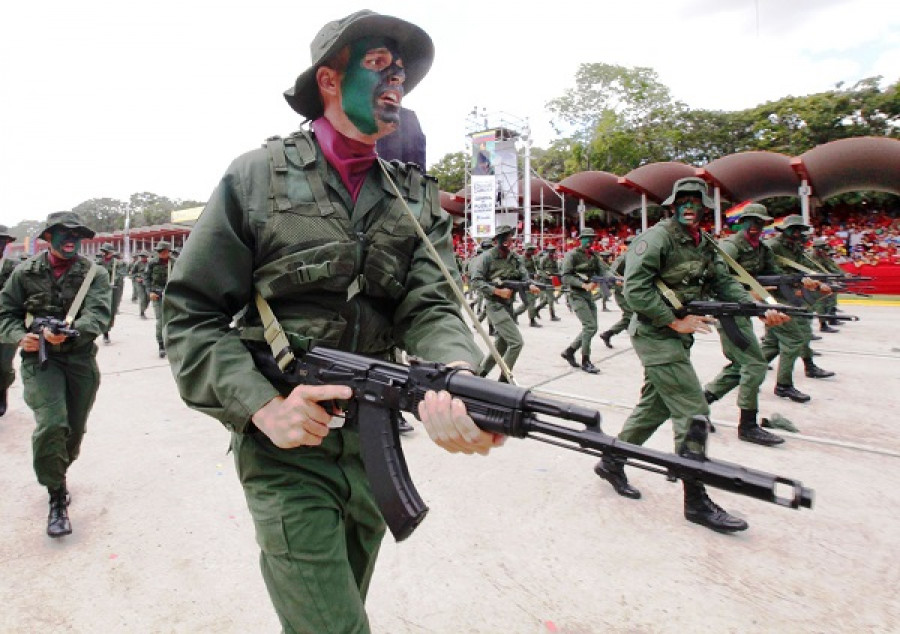 Soldados portando fusiles Kalashnikov AK-103 que comenzarían a fabricarse en Venezuela en 2019. Foto: Agencia Venezolana de Noticias.