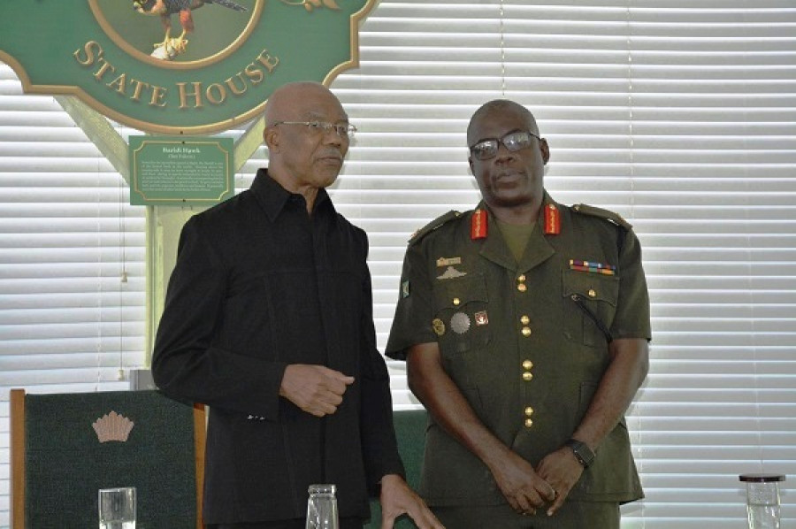 El presidente Granger acompañado del brigadier West, durante la Conferencia Anual de Oficiales. Foto: Guyana Defence Force.