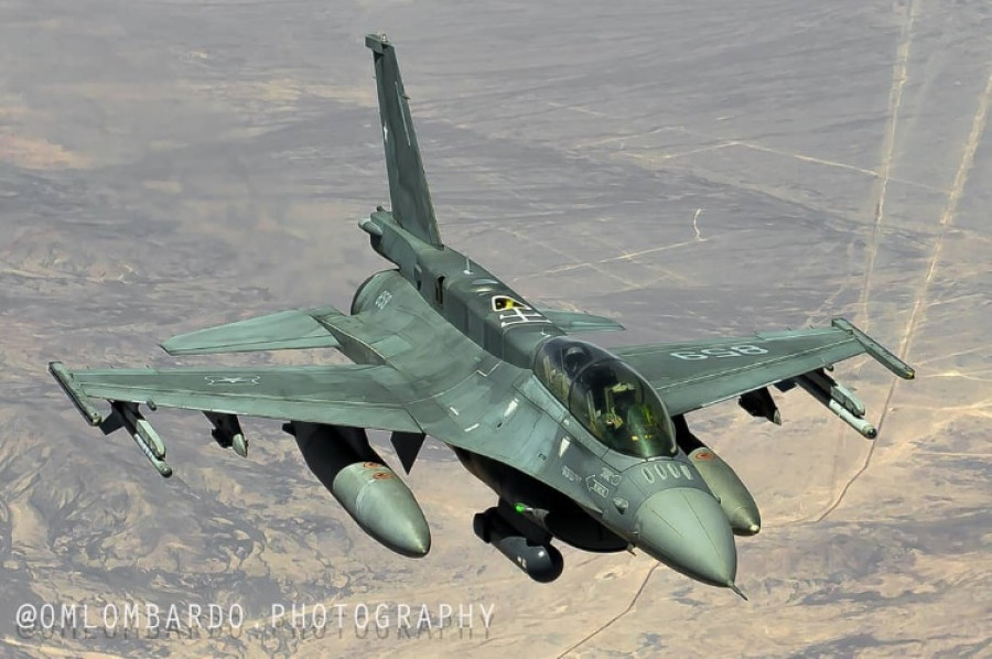 F-16D Block 50 de la FACh sobre el desierto de Atacama. Foto: Óscar Medina