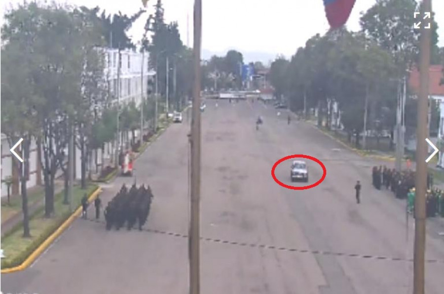 En el círculo rojo, el vehículo durante su recorrido por la escuela. Imagen Mindefensa.