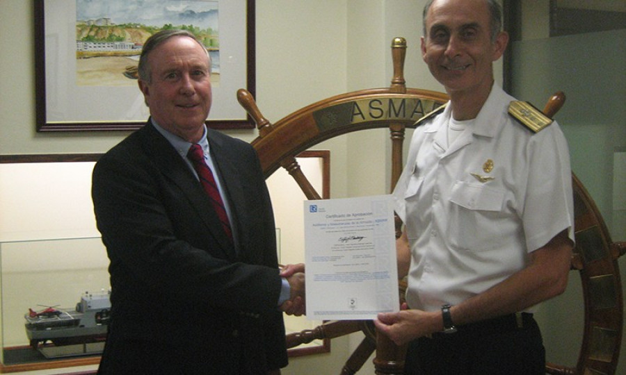 El contraalmirante Luis Kohler recibe el certificado de aprobación de la norma ISO 45001:2018 de Asmar Talcahuano. Foto: Asmar