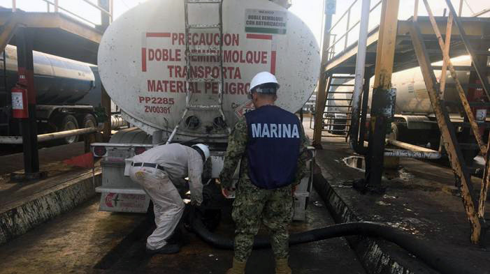 El combate al robo de combustibles plantea una serie de oportunidades para empresas enfocadas a vigilancia. Foto Presidencia y Semar.