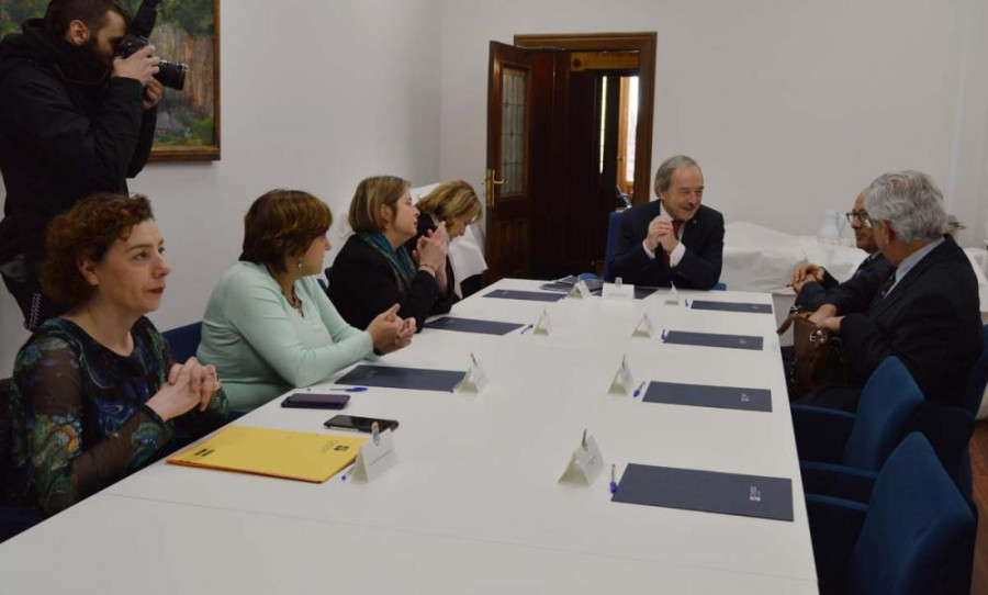 Reunión entre Defensa y el consistorio local. Foto: Ayuntamiento de Oviedo