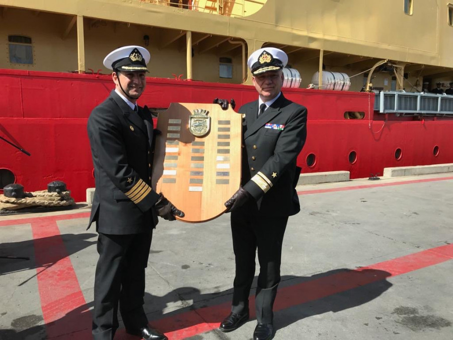 El contraalmirante Ronald Baasch recibe la placa con el listado de los comandantes que tuvo el AP-46 Almirante Viel. Foto: Armada de Chile