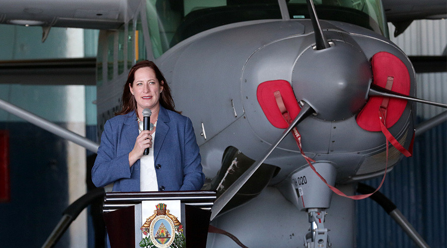 La encargada de negocios de Estados Unidos, Heide Fulton, en la entrega del avión. Foto: Presidencia de Honduras.