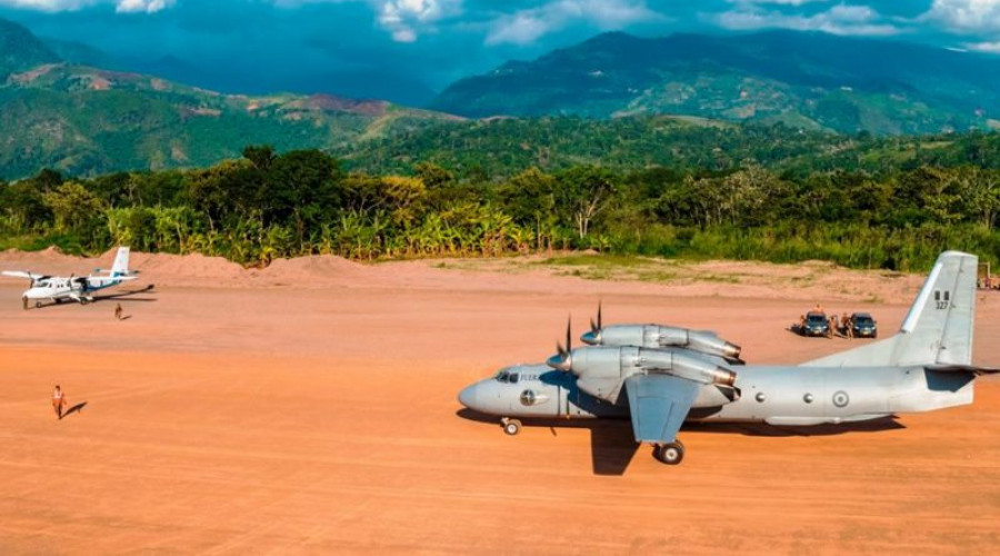 Un AN-32B y Twin Otter de la Fuerza Aérea del Perú en la nueva pista de aterrizaje. Foto: Municipalidad de Pichari