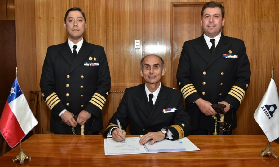 Firma del acta de cambio de mando de la administración de Asmar Talcahuano. Foto: Asmar