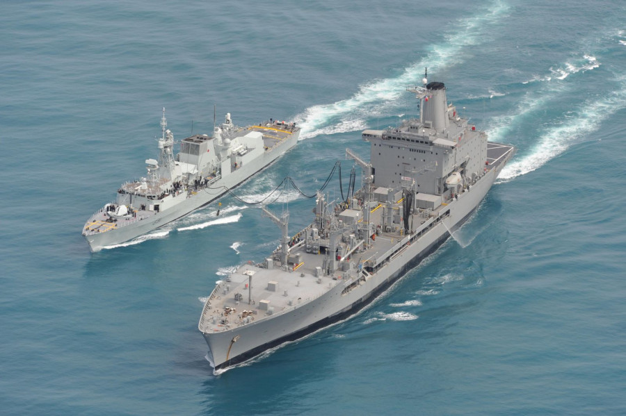 HMCS Vancouver y petrolero AO52 Almirante Montt