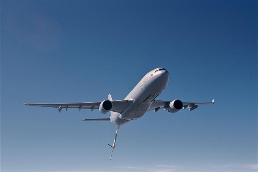 150630 avion cisterna a 330 mrtt australia f 18 raff airbus defence and spaceo2