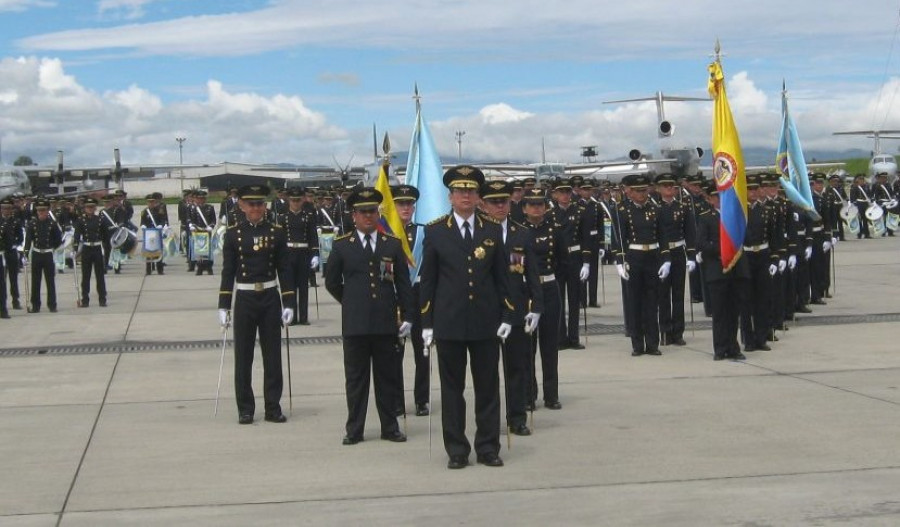 141117 uniforme pixelado colombia fuerza aerea 95 aos luis pabon 03 829x486