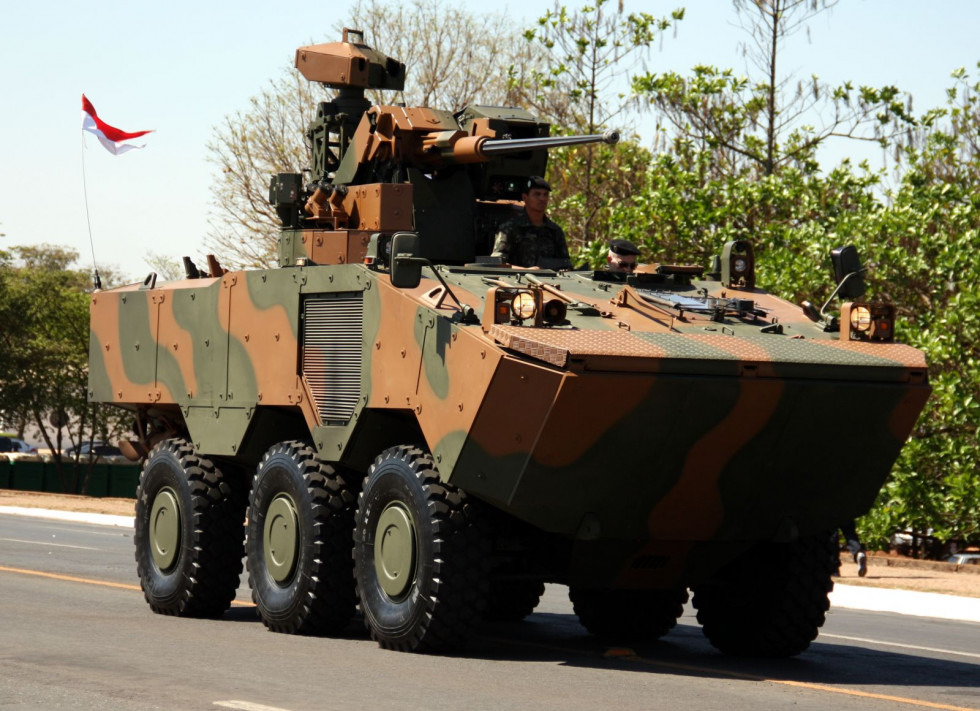 VBTP MR 6x6 Guarani canhao 30mm1