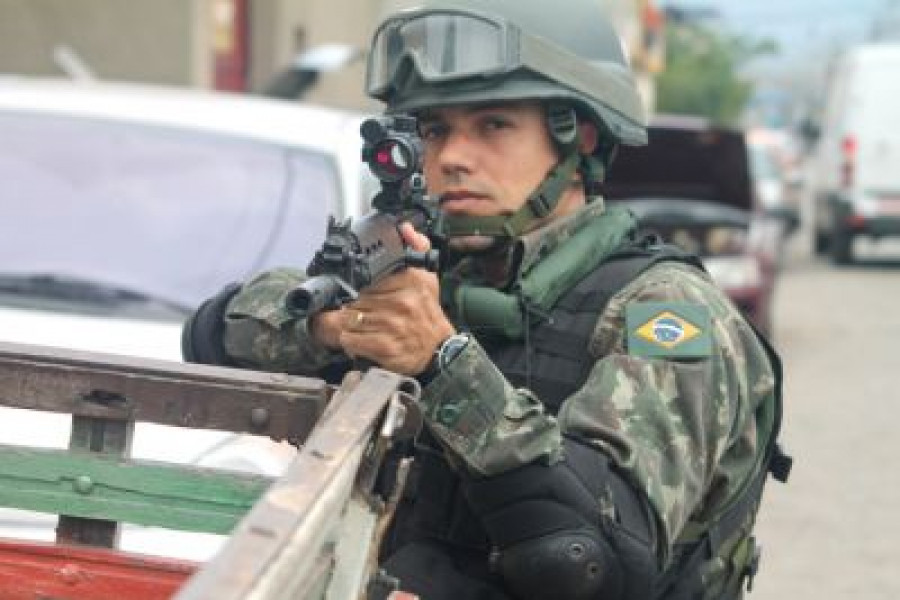 140918 soldado fusil Miras Holograficas Foto Exercito Brasileiro