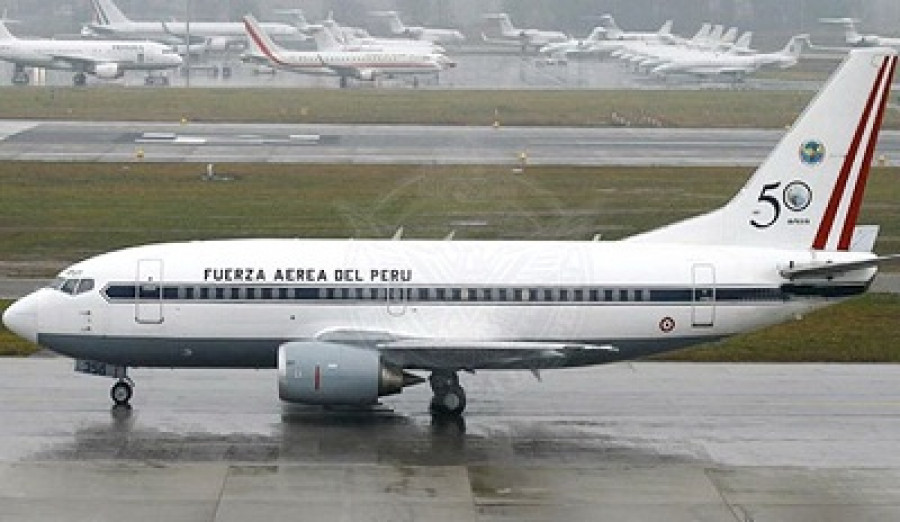 Boeing 737 528 FAP FuerzaAereaPeru
