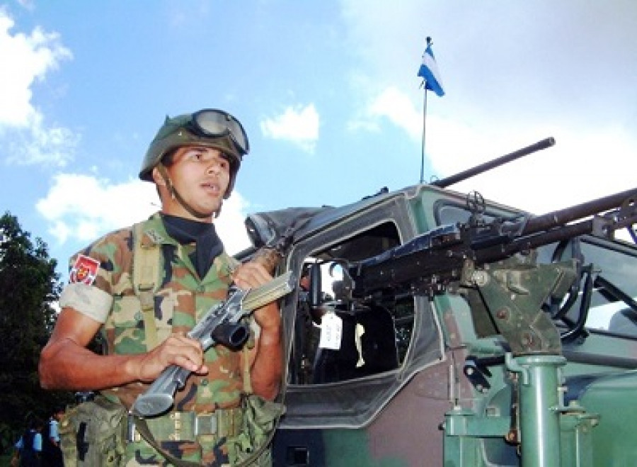 Foto nota presupuesto Defensa El Salvador 2015