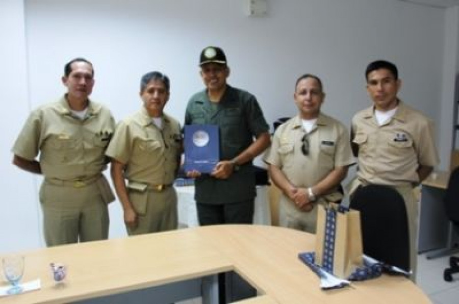 131201 ecuador 01 DIC Armada venezuela 400x265