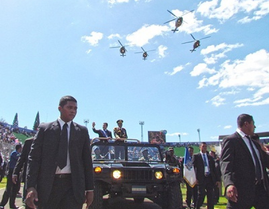 0 Foto Presidente Honduras asume como jefe FFAA