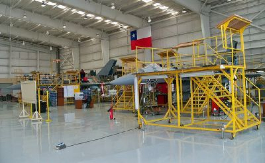 140613 avion mantenimiento enaer fuerza aerea chile 400x247