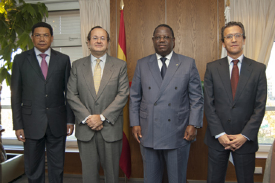 131203 visita ministro Gabon Navantia
