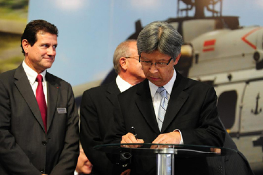 PresidenteAtech assina contrato Helibras