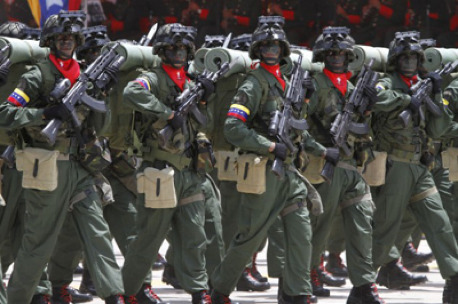 Tropas venezolanas estrenan lentes de visión nocturna, apuntadores láser y  miras