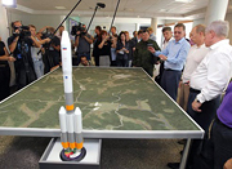 Putin junto maqueta vostochni y cohete rusM
