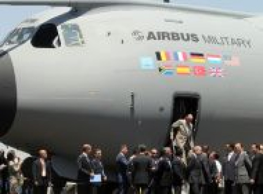 A400M.Reybajandoavionenpresentacion