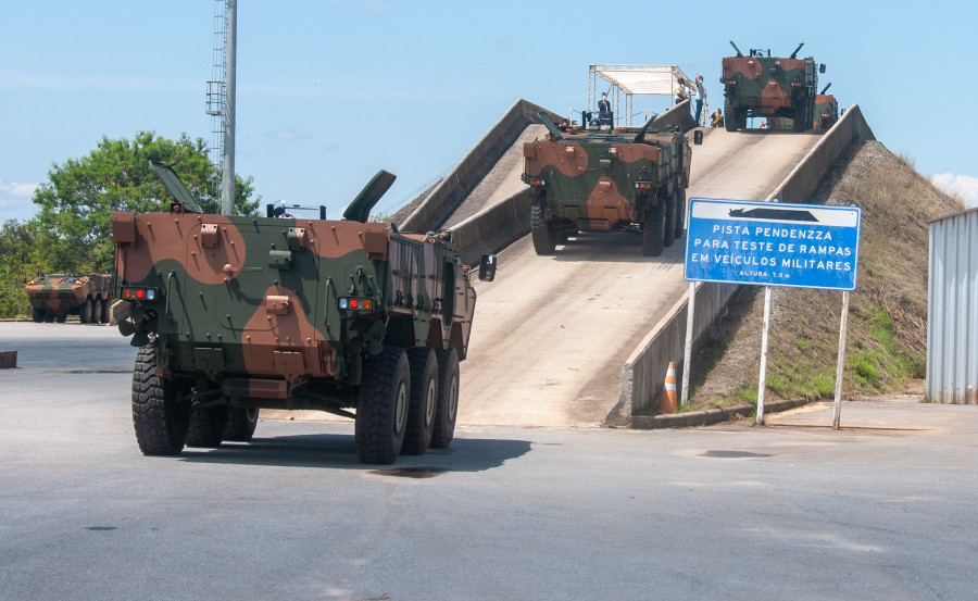 El Ministerio de Defensa argentino está evaluando la posibilidad de adquirir el VBTP-MSR 6 × 6 Guaraní para asistir a su programa VCBR (Vehículos de Combate Blindados a Ruedas).  Agustín Oscar Ro