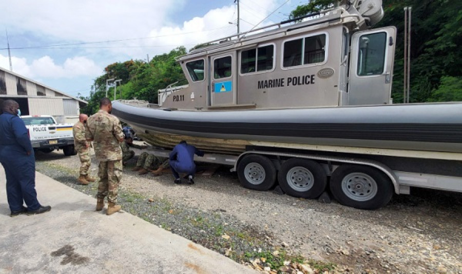 Inspección a una patrullera rápida Safe 33 de Santa Lucía. Foto: U.S. Embassy in Barbados