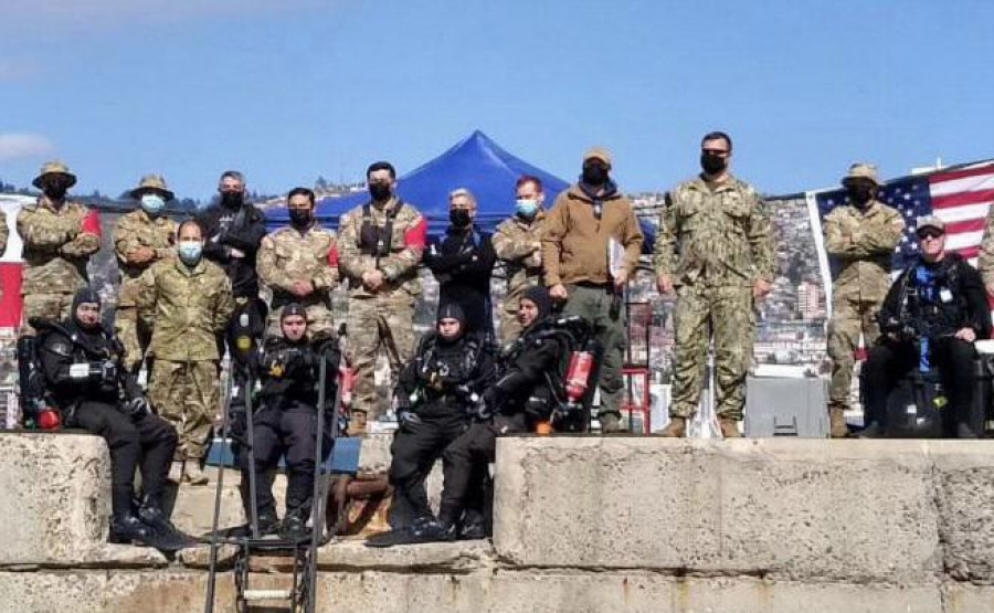 Los buceadores de salvamento en el molo de abrigo de Valparaíso. Foto: Armada de Estados Unidos