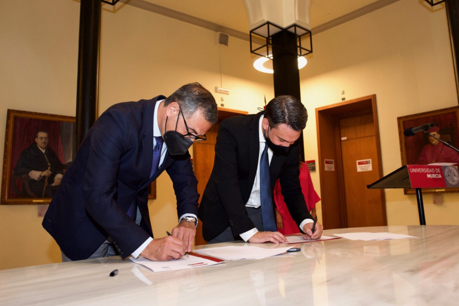 Firma del convenio por el rector de la UME y el presidente de SAES. Foto: SAES