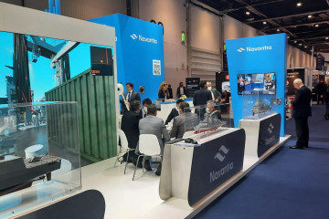 Stand de Navantia en DSEI con las maquetas en primera línea. Foto: D. García.