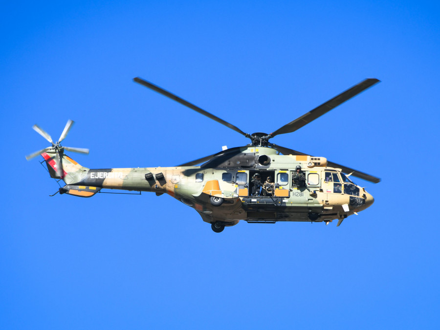 Helicóptero de asalto Cougar de la Bave sobrevolando la elipse del parque O´Higgins. Foto: Ejército de Chile