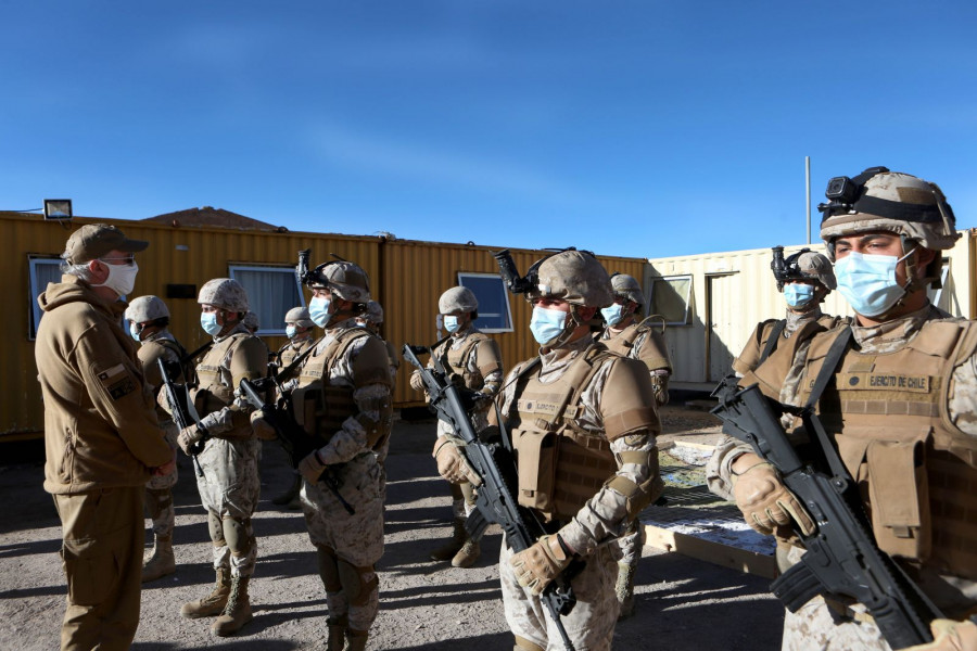 El ministro Prokurica visita a personal del Ejército de Chile desplegado en la frontera norte. Foto referencial: Ministerio de Defensa