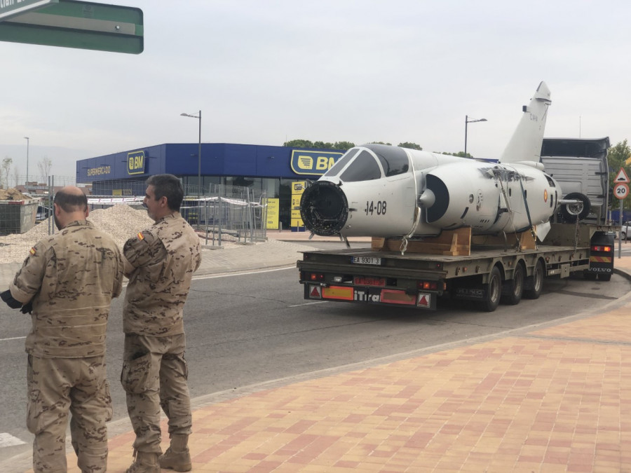 Llegada del caza a su nueva ubicación en Boadilla.