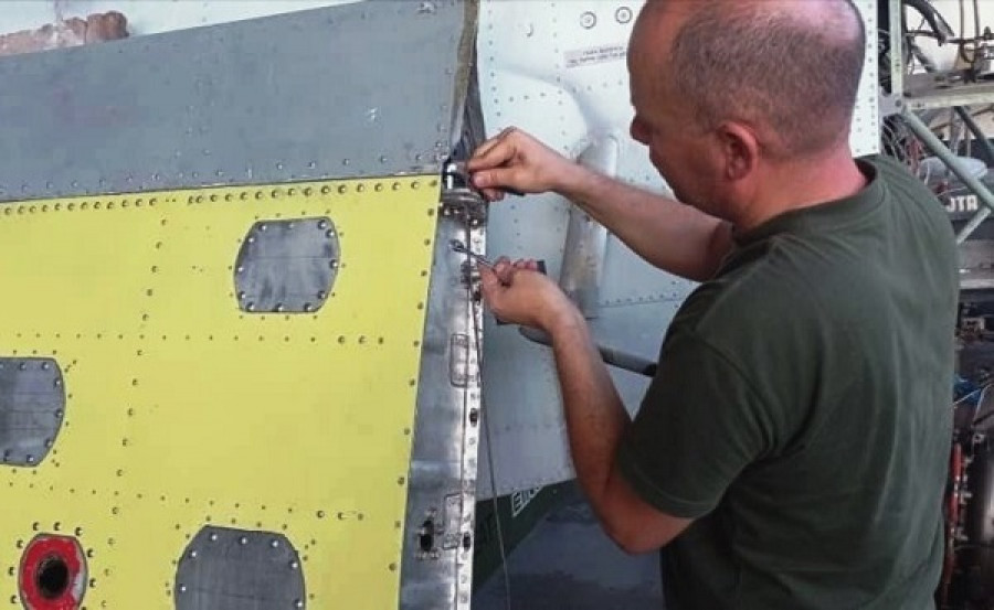 Trabajos al avión Cessna U206G. Foto: Aviación Naval  Armada de Venezeula