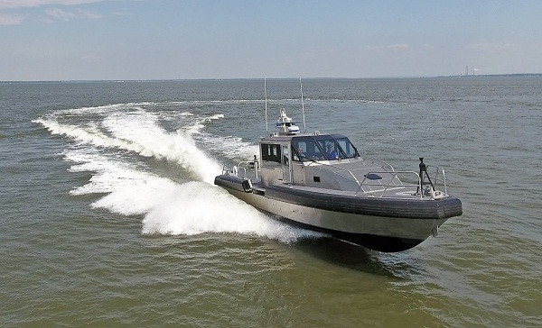 Lancha rápida 45 Defiant. Foto: Metal Shark Boats