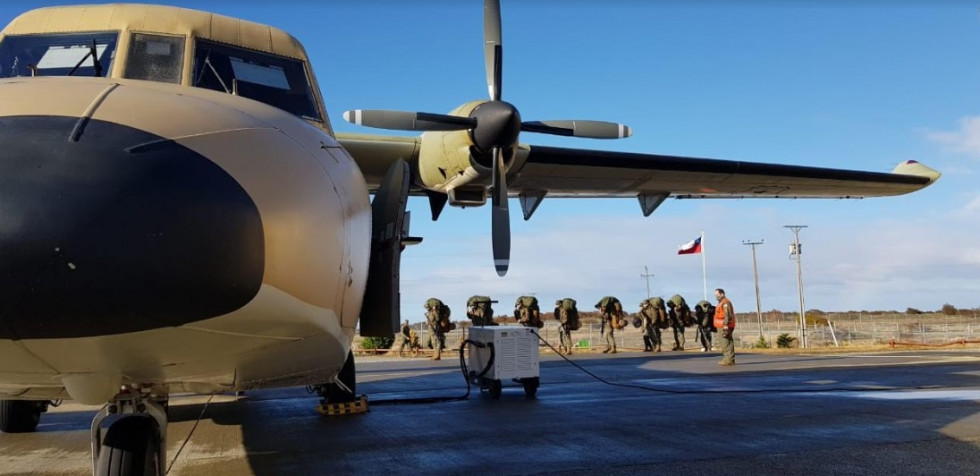 Traslado de efectivos militares en un avión C212 del Pave N° 5 Punta Arenas. Foto: Ejército de Chile