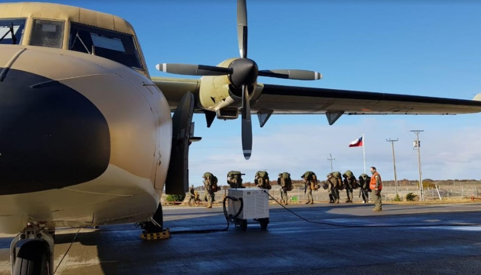 Traslado de efectivos militares en un avión C212 del Pave N° 5 Punta Arenas. Foto: Ejército de Chile